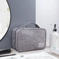 Vue intérieure de la trousse avec produits de soin rangés