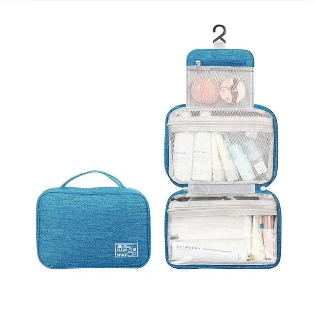 Trousse bleu ciel fermée, vue de face avec poignée
