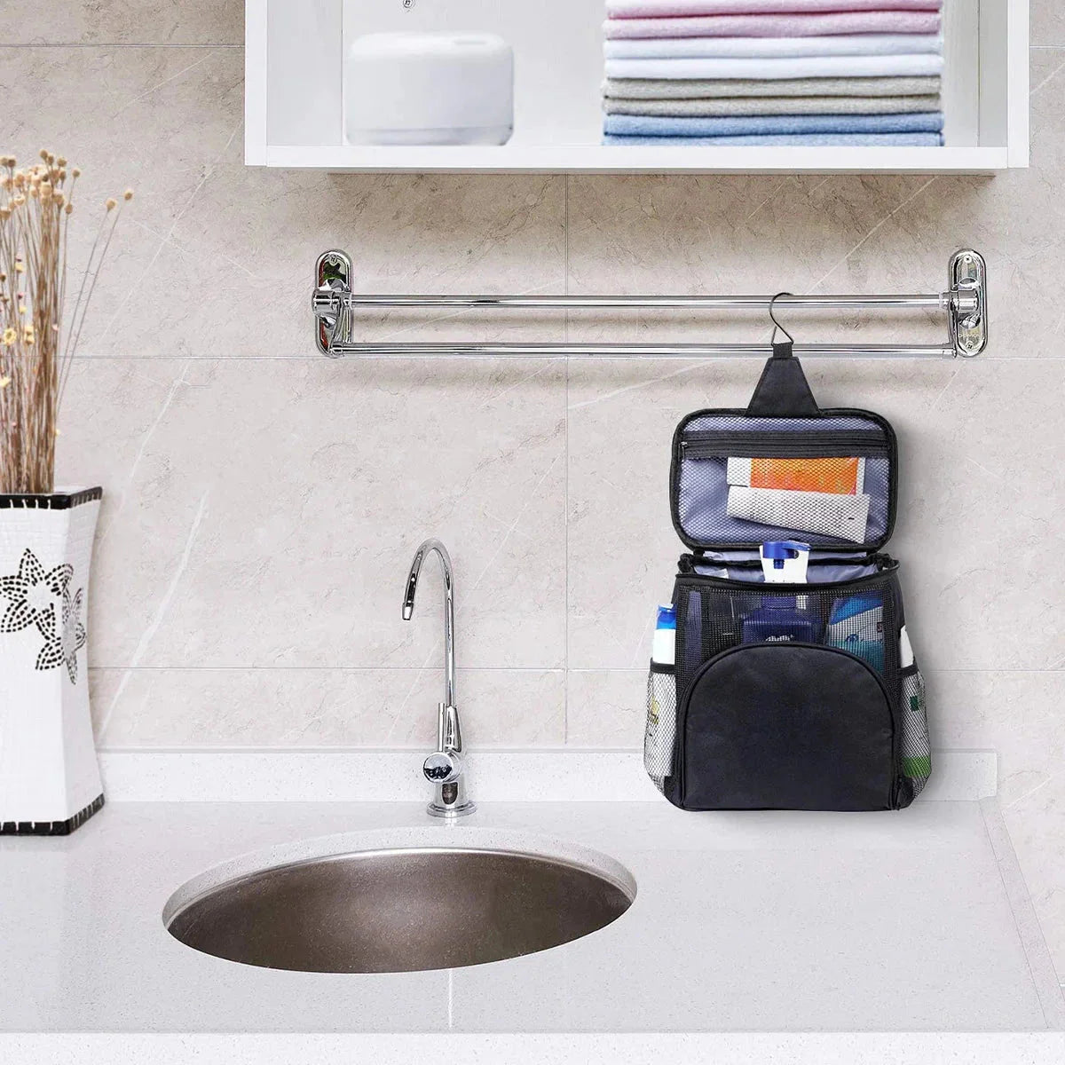 Grande trousse de toilette ouverte avec produits visibles