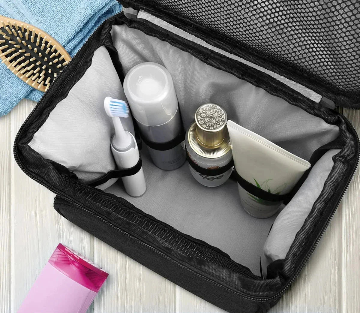Vue de côté montrant les poches de rangement de la trousse