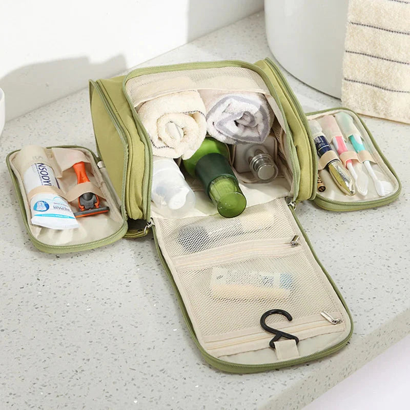 Trousse de toilette suspendue avec crochet et compartiments visibles
