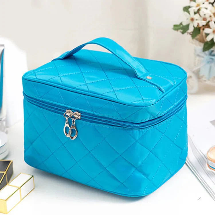 Trousse de toilette bleu ciel, idéale pour organiser les essentiels