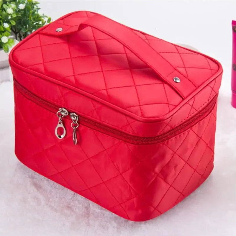 Trousse de toilette rouge, design matelassé moderne