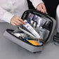 Trousse de toilette ouverte montrant les rangements internes