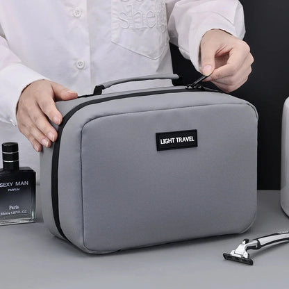 Trousse de toilette grise avec finitions soignées