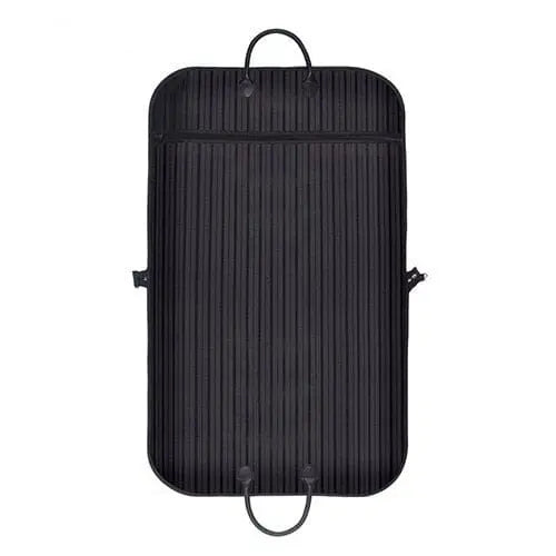 Housse de costume noire suspendue, montrant sa longueur