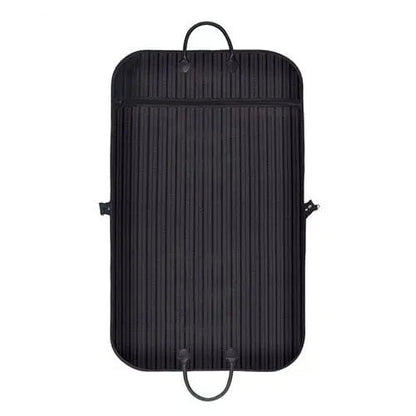 Housse de costume noire suspendue, montrant sa longueur