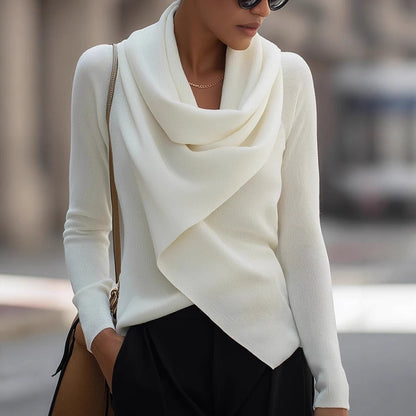Détail du col drapé sur pull en tricot