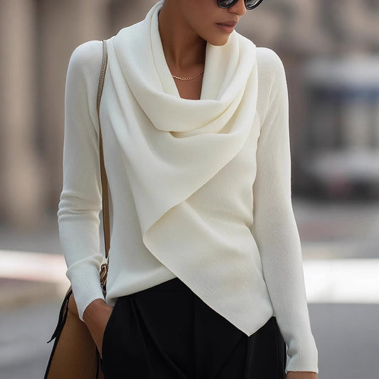 Détail du col drapé sur pull en tricot