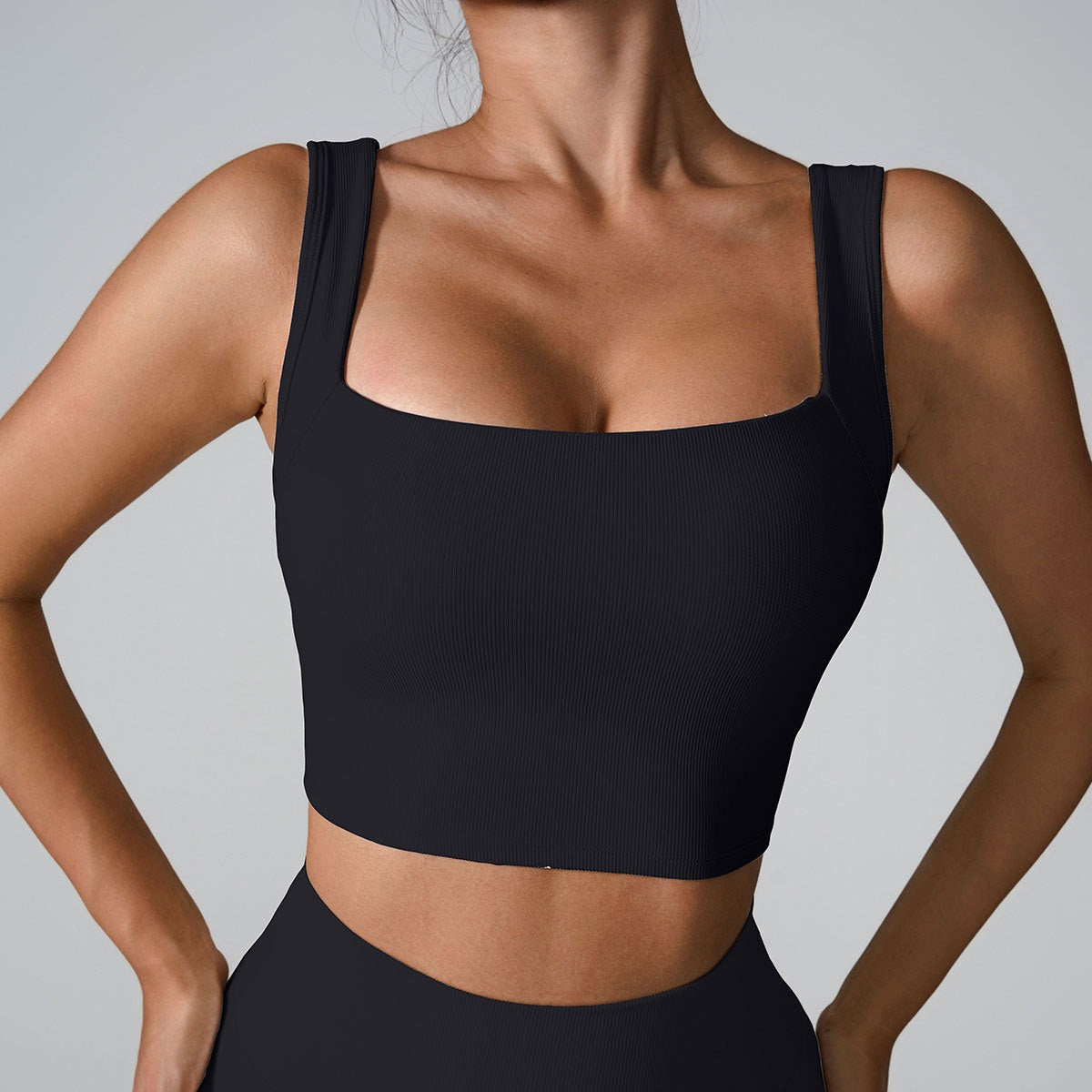 Soutien-gorge sport croisé avec bretelles croisées visibles