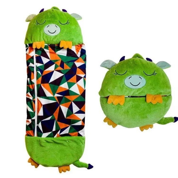 Enfant dormant dans un sac de couchage pelucheux coloré