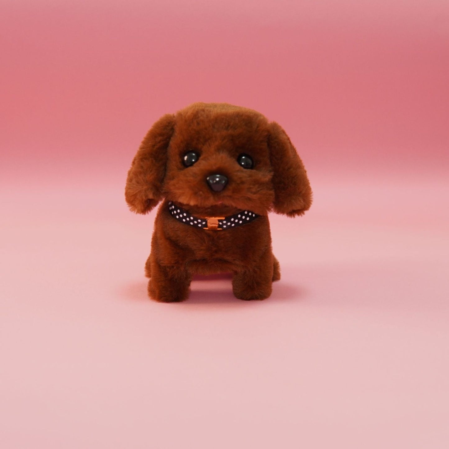 Chien robot avec oreilles dressées, prêt à jouer