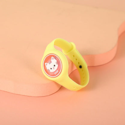 Bracelet posé sur une table avec une capsule visible