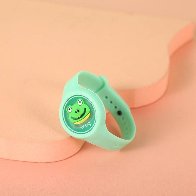 Enfant portant un bracelet anti-moustiques en plein air