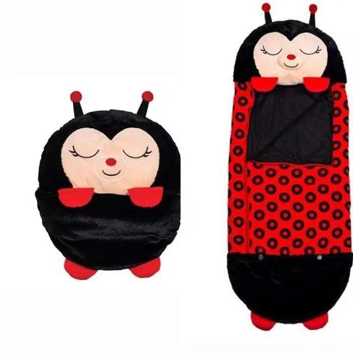 Enfant jouant avec un sac de couchage en peluche