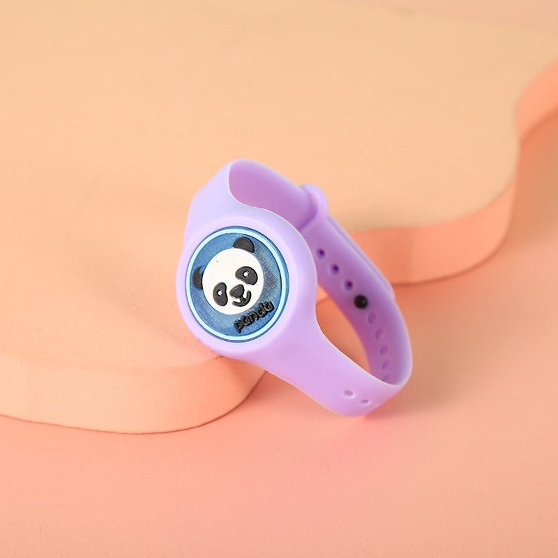 Bracelet en silicone doux posé sur une surface en bois