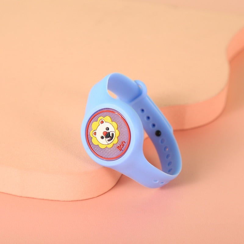 Enfant jouant avec un bracelet anti-moustiques au poignet