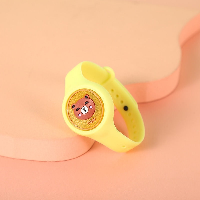 Détail du fermoir ajustable du bracelet pour enfants
