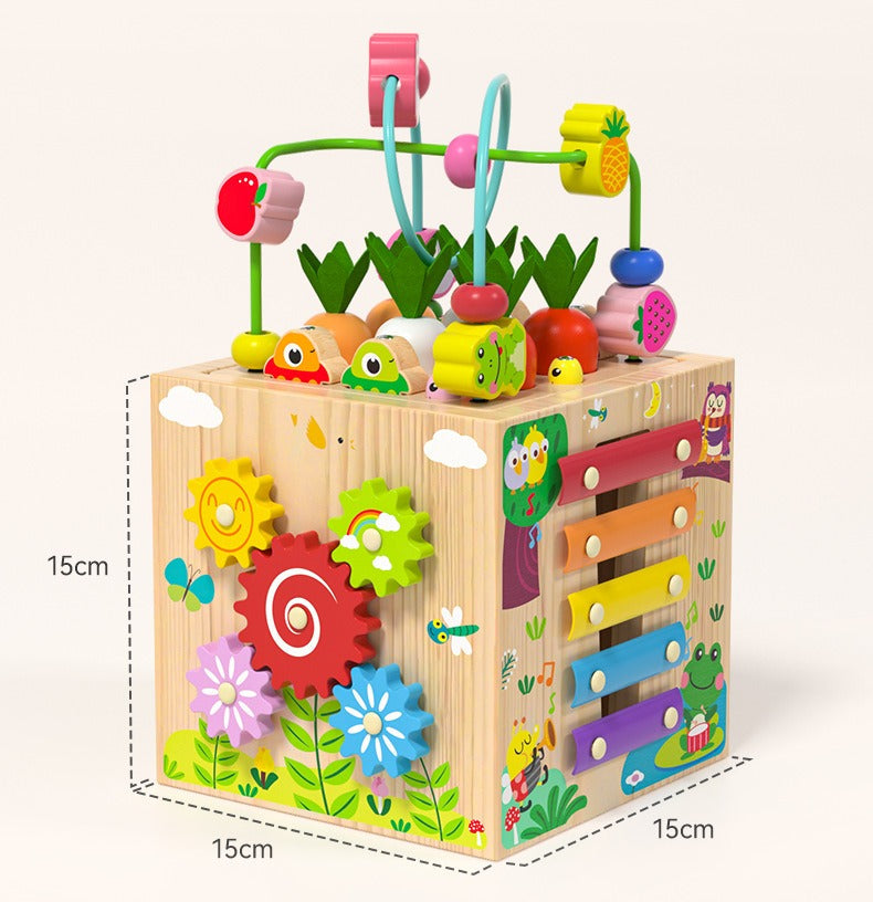 Cube d'activités en bois avec labyrinthe à perles colorées