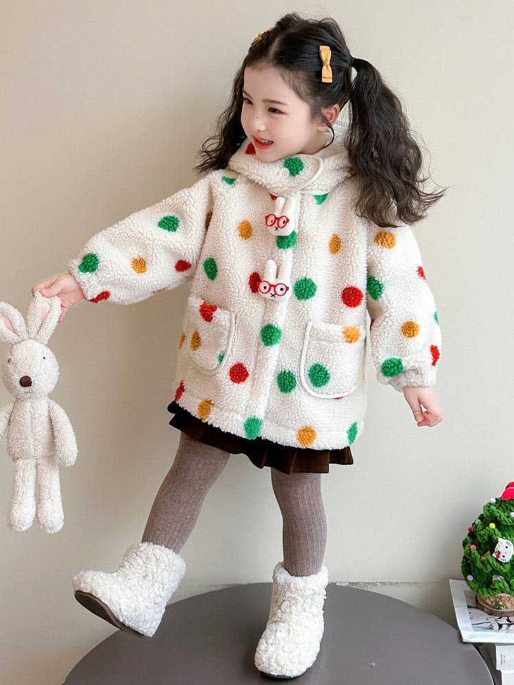 Détail des boutons sur la veste en laine enfant