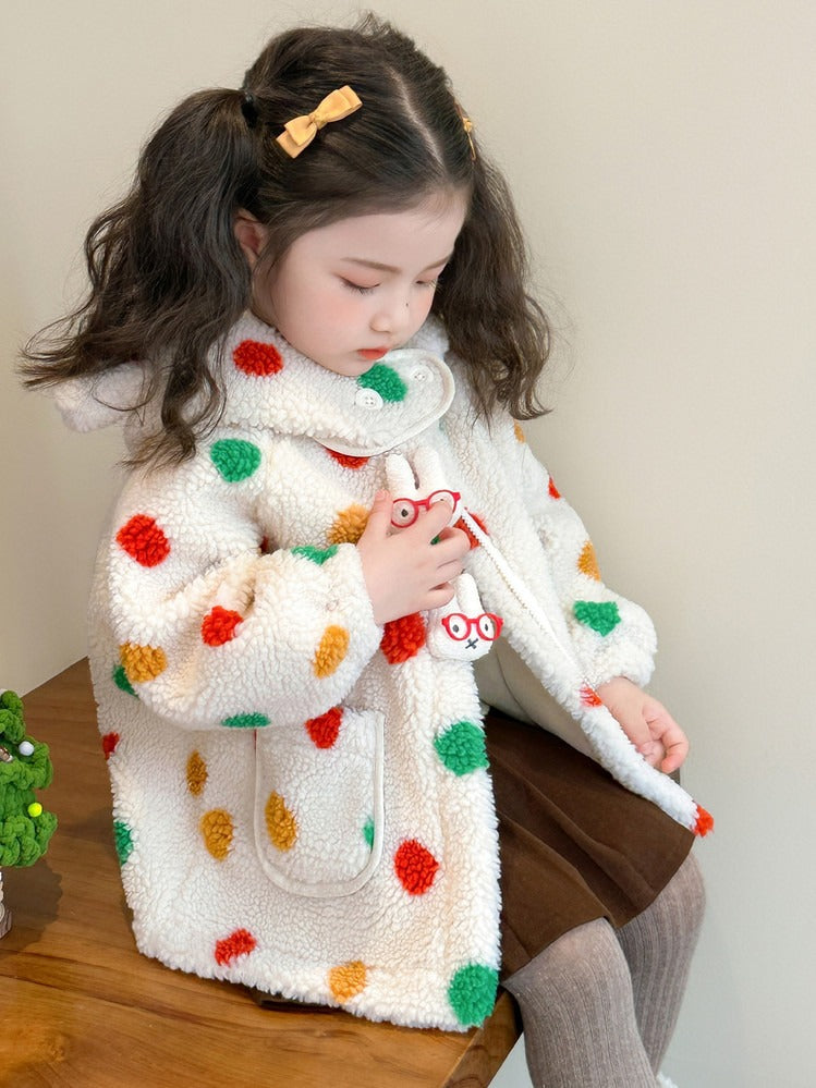 Enfant jouant avec la veste dinosaure colorée