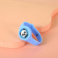 Enfant souriant portant un bracelet anti-moustiques