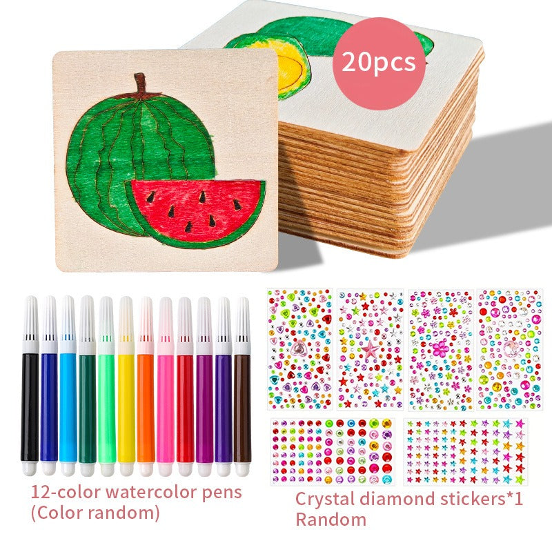 Pochoirs variés disposés autour de dessins d'enfants colorés