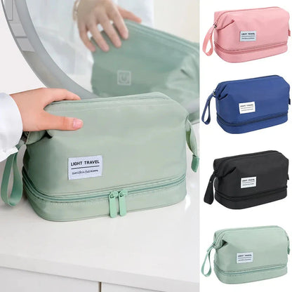 Trousse posée sur une surface, prête pour le voyage