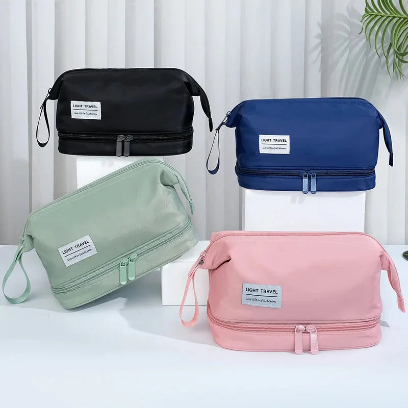 Trousse de toilette ouverte montrant le compartiment principal spacieux