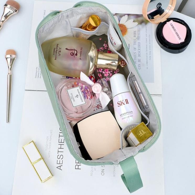 Vue intérieure détaillée avec articles de toilette organisés
