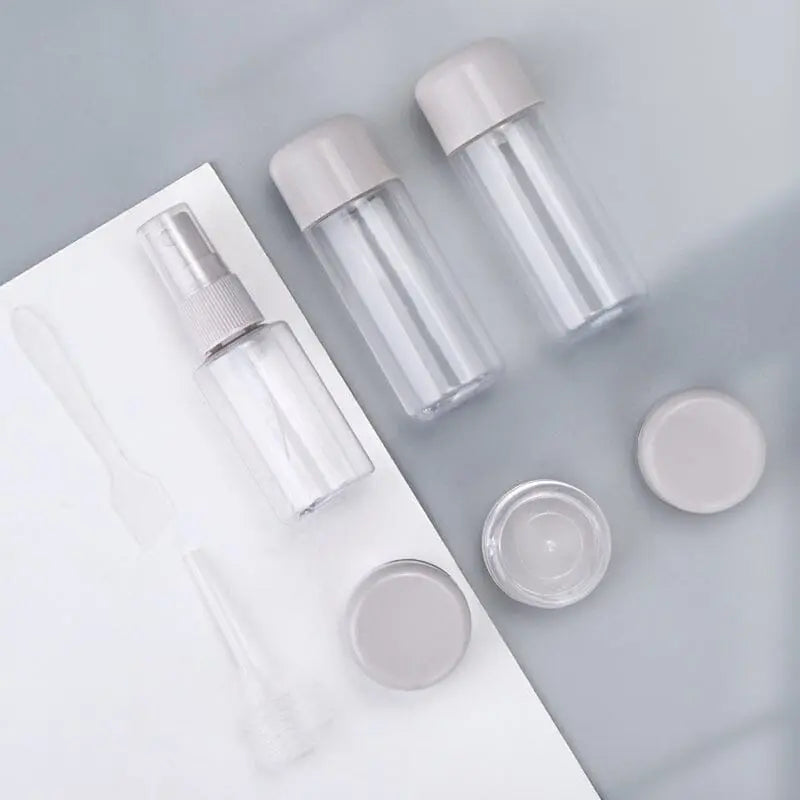 Vue rapprochée des flacons de voyage en plastique transparent