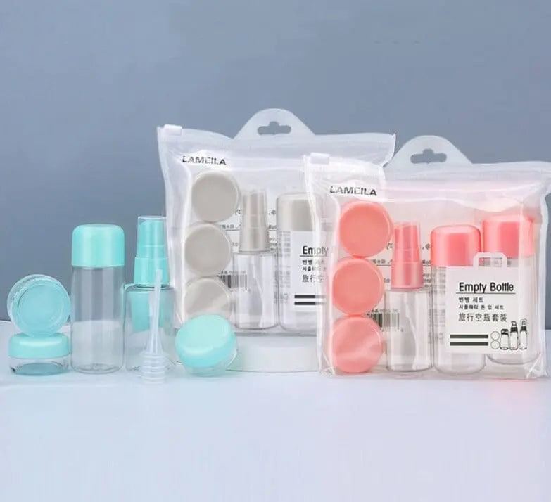 Kit de voyage avec flacons et pots dans une trousse transparente