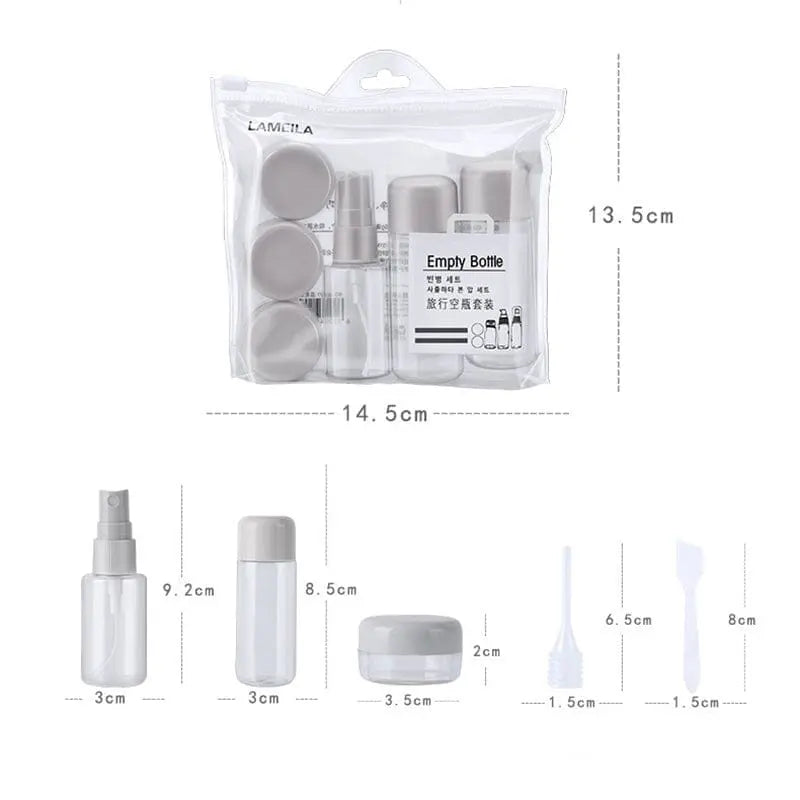 Trousse de toilette ouverte montrant les flacons et accessoires