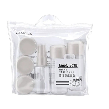 Kit de voyage avec flacons et pots gris dans une trousse