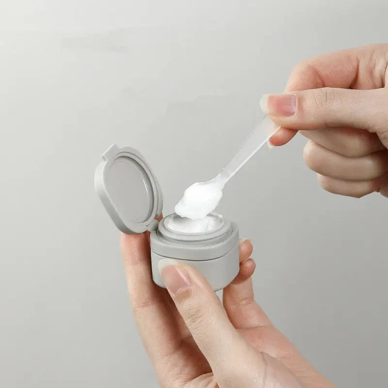 Trousse de toilette transparente contenant des bouteilles de voyage