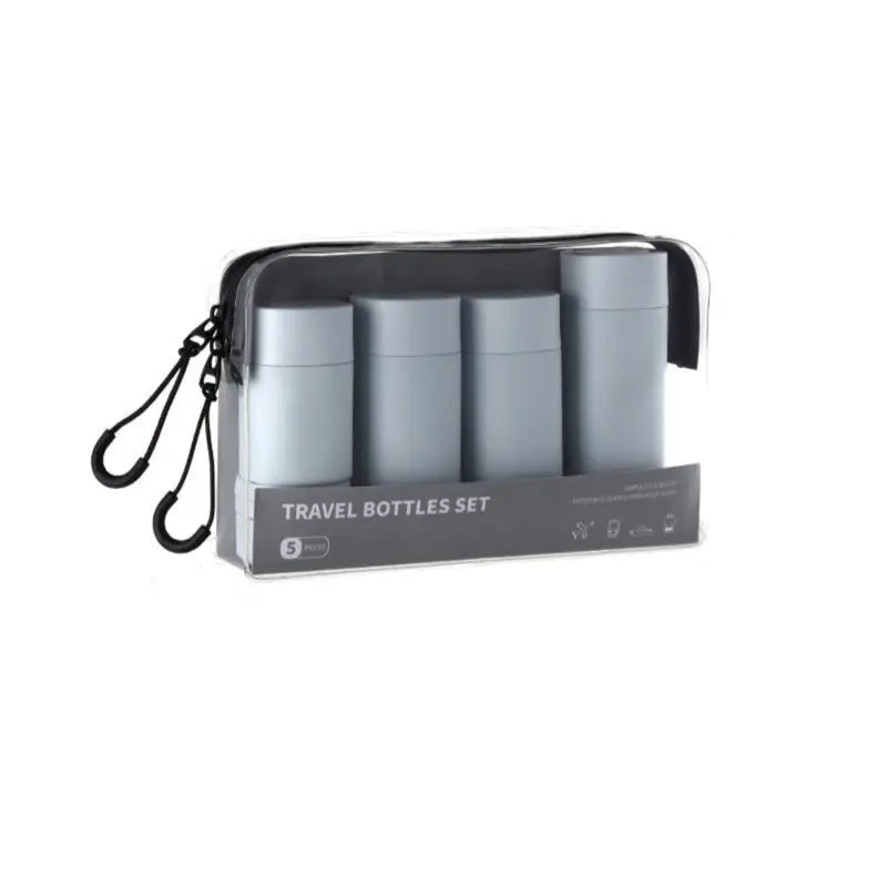 Bouteilles de voyage bleues dans une trousse transparente