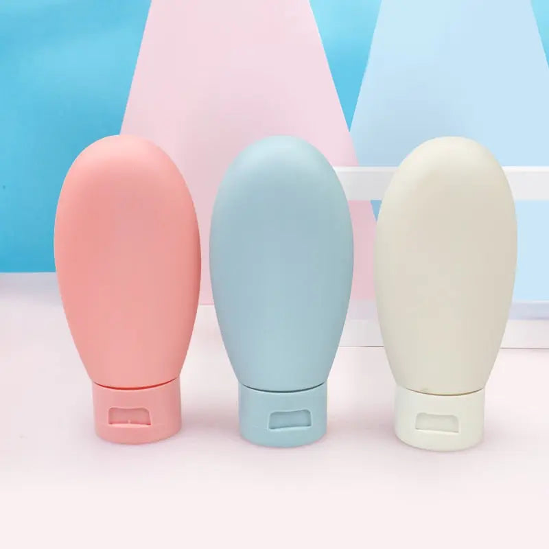Flacons de 60 ml alignés à côté de la pochette transparente