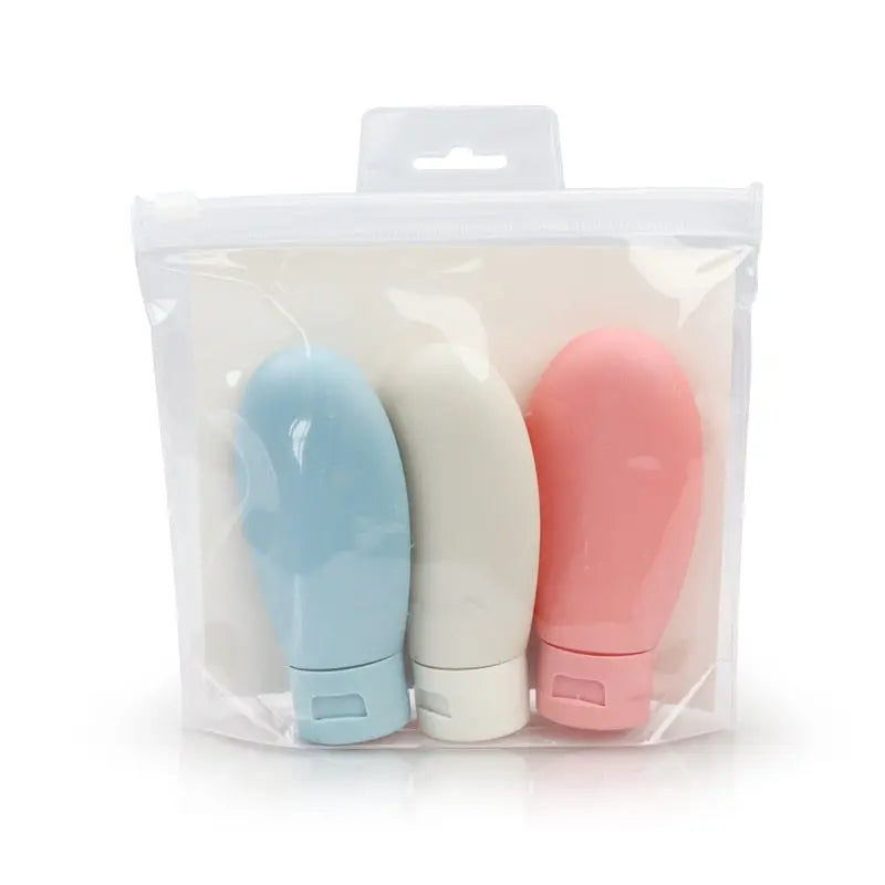 Kit de voyage avec trois flacons dans une pochette transparente