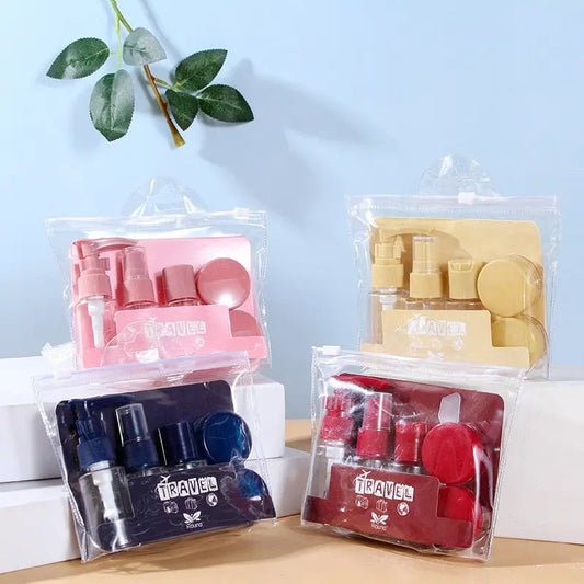 Kit de voyage avec flacons et pots dans une trousse transparente