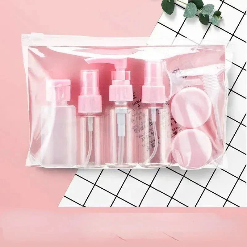 Bouteilles et pots dans une trousse transparente