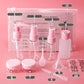 Trousse transparente contenant des bouteilles et accessoires