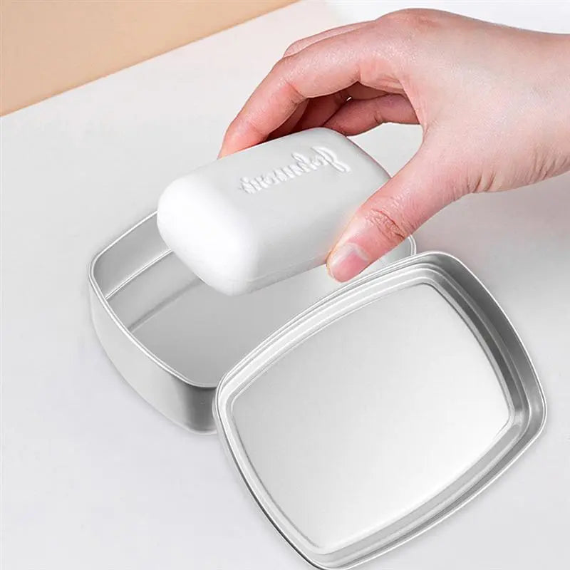 Boîtes à savon ouvertes montrant l'intérieur vide et propre