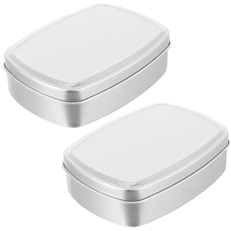 Deux boîtes à savon en aluminium argenté sur fond blanc