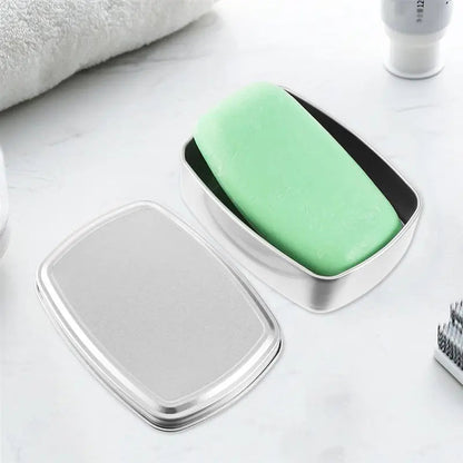 Boîtes à savon empilées, illustrant leur design compact et pratique