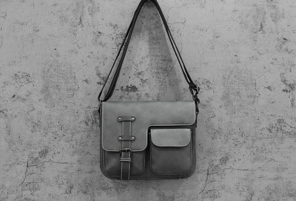 Détail des coutures renforcées sur le sac messenger