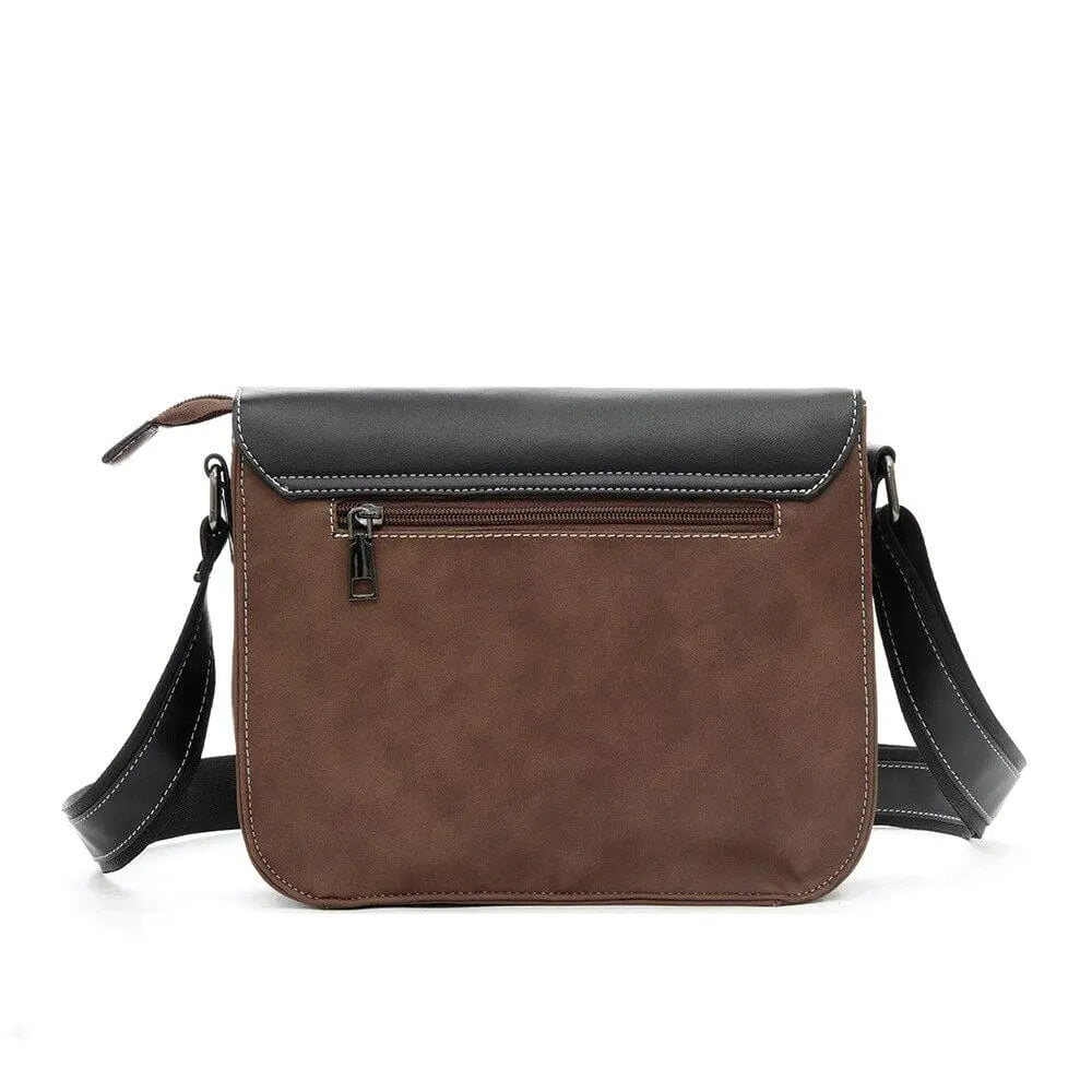 Vue de côté du sac messenger en cuir synthétique marron