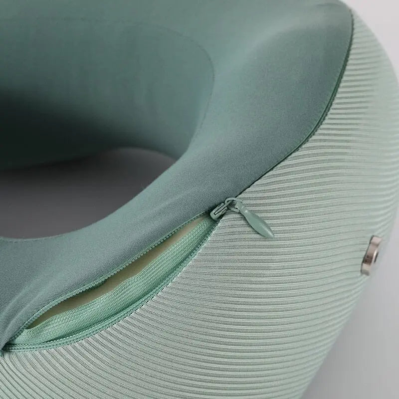 Coussin de voyage gris, boutons-pression visibles, tissu doux