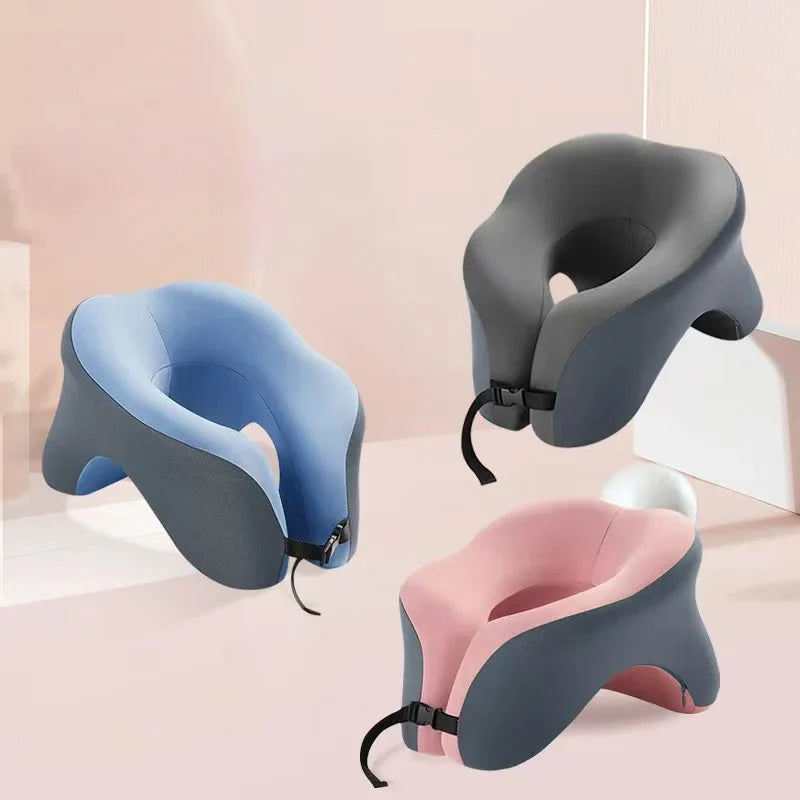 Oreiller de voyage utilisé pour une sieste sur table