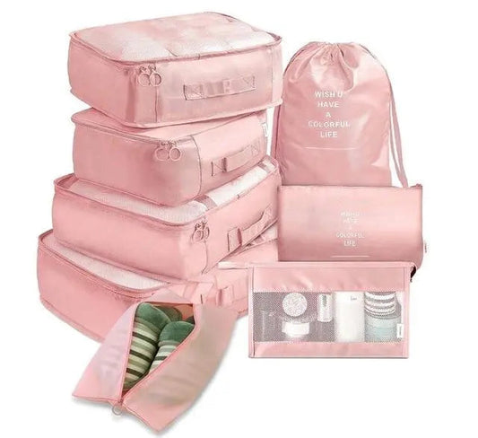 Set de huit organisateurs de valise roses sur fond blanc