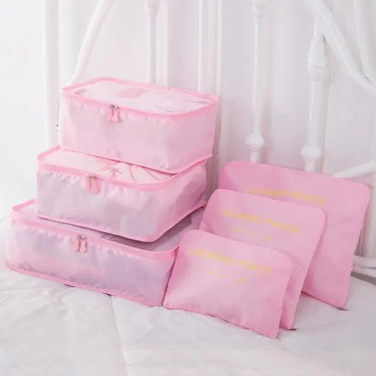 Set de six pochettes de voyage en nylon rose sur fond blanc